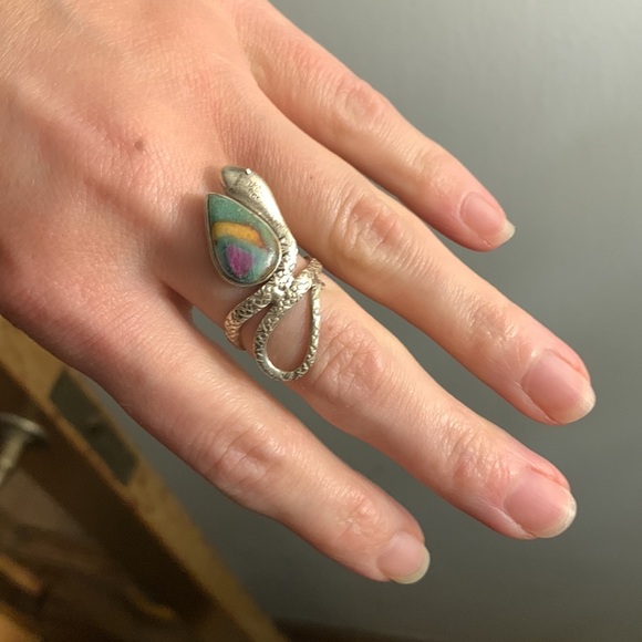 925s Angel Aura Quartz Arrowhead Earrings & Snake Ring - Picture 12 of 17